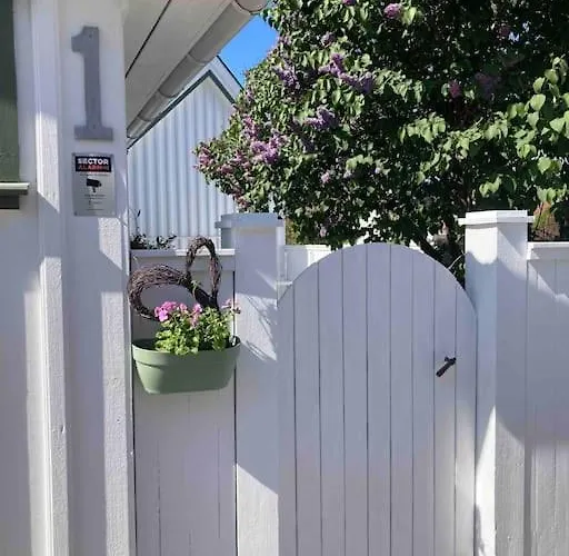 Idyllisk Lite Anneks Med Enestaende Uteplass *