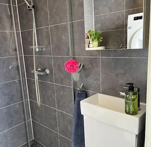 Idyllisk Lite Anneks Med Enestaende Uteplass Apartament *