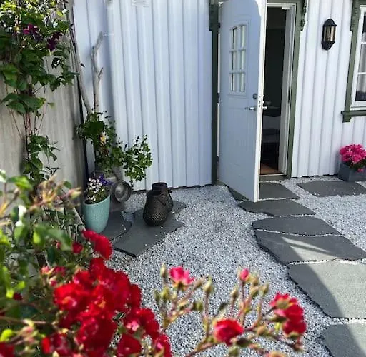 Idyllisk Lite Anneks Med Enestaende Uteplass *