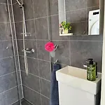 Idyllisk Lite Anneks Med Enestaende Uteplass Appartement *