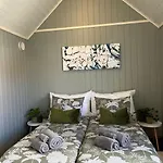 Appartement Idyllisk Lite Anneks Med Enestaende Uteplass