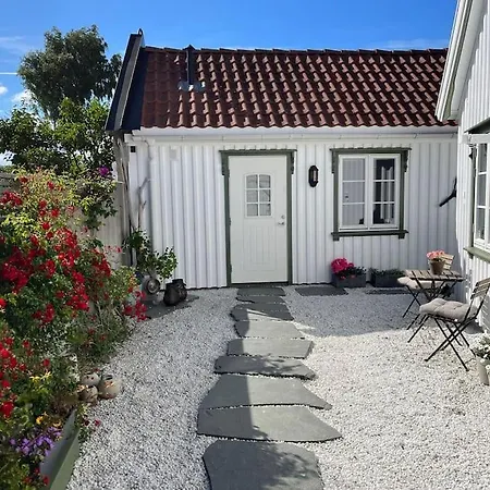 Idyllisk Lite Anneks Med Enestaende Uteplass