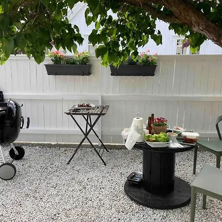 Apartmán Idyllisk Lite Anneks Med Enestaende Uteplass *