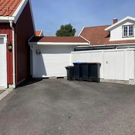Apartmán Idyllisk Lite Anneks Med Enestaende Uteplass *