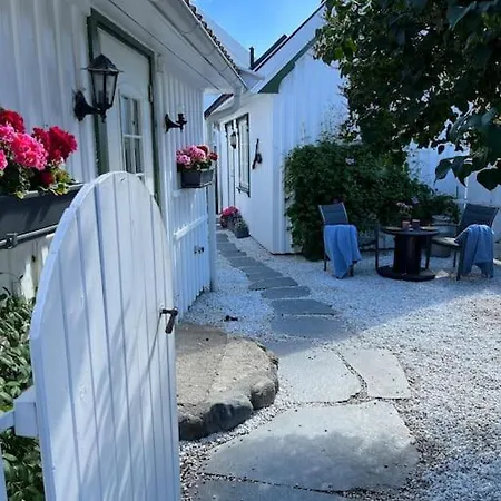 Apartmán Idyllisk Lite Anneks Med Enestaende Uteplass *