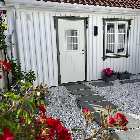 Apartmán Idyllisk Lite Anneks Med Enestaende Uteplass