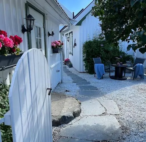 Apartmán Idyllisk Lite Anneks Med Enestaende Uteplass *